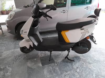 Revoo A12 Electric Scooter for Sale | Excellent Condition