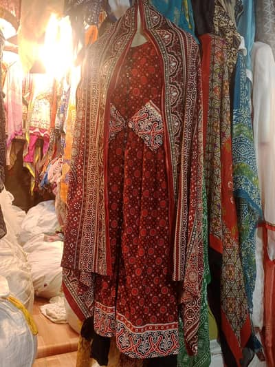 loan cotton three pice cotton mein dupatta hai iska