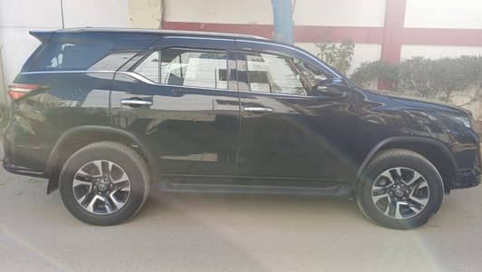 Fortuner 2022 black