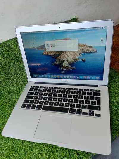 apple MacBook Air i5 RAM 8gb SSD 256gb UHD graphics display HD