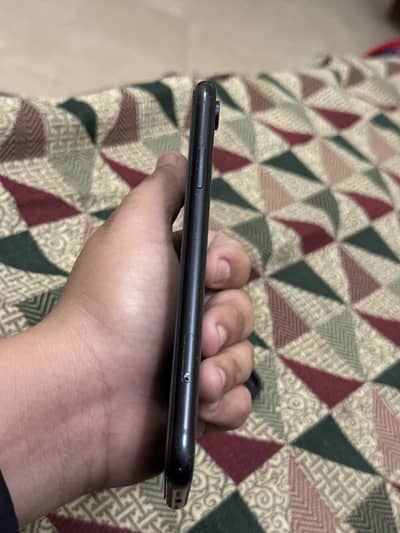 iPhone xr non factory lock condition10/ 9  battery service 77