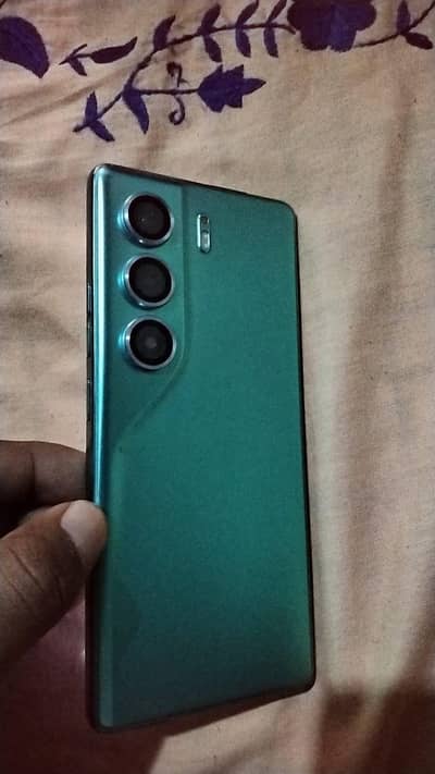 Tecno camon 40 8+8=256 GB with original box and charger 5 month warran