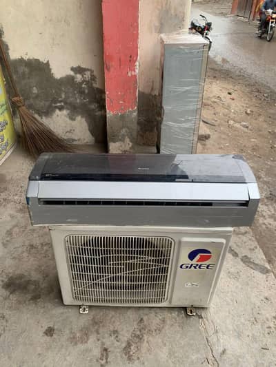 gree 1 ton AC DC inverter 10 bye 9 good condition all