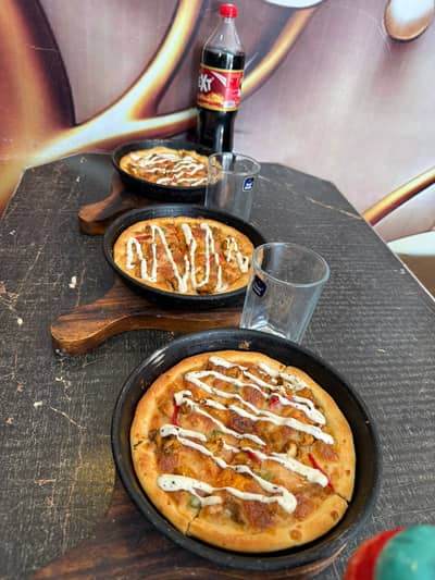 Hi ik pizza makar person ki zarurat h