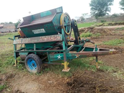 thresher for sale seriou people contact me0335 044129 call& WhatsApp 8
