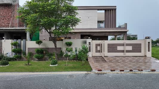 In DHA Phase 7 - Block T 1 Kanal House For sale