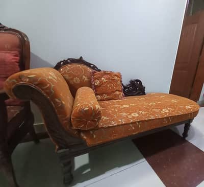 Diwan sofa neat condition taali lakri
