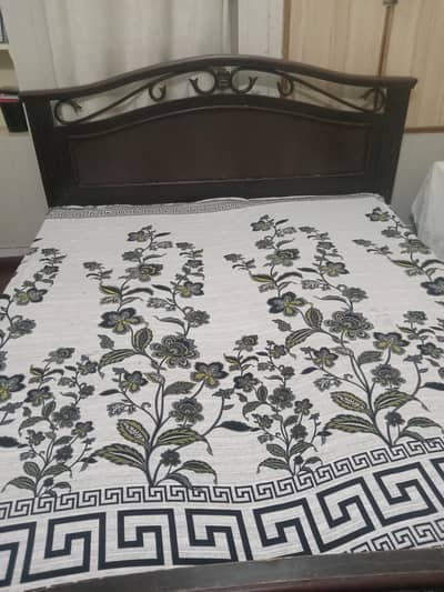 used queen size bed with side tables