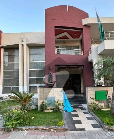 A BEAUTIFUL 8 MALRA EUROPEAN HOUSE FOR SALE IN SAFARI VILLAS SECTOR B BAHRIA TOWN LAHORE