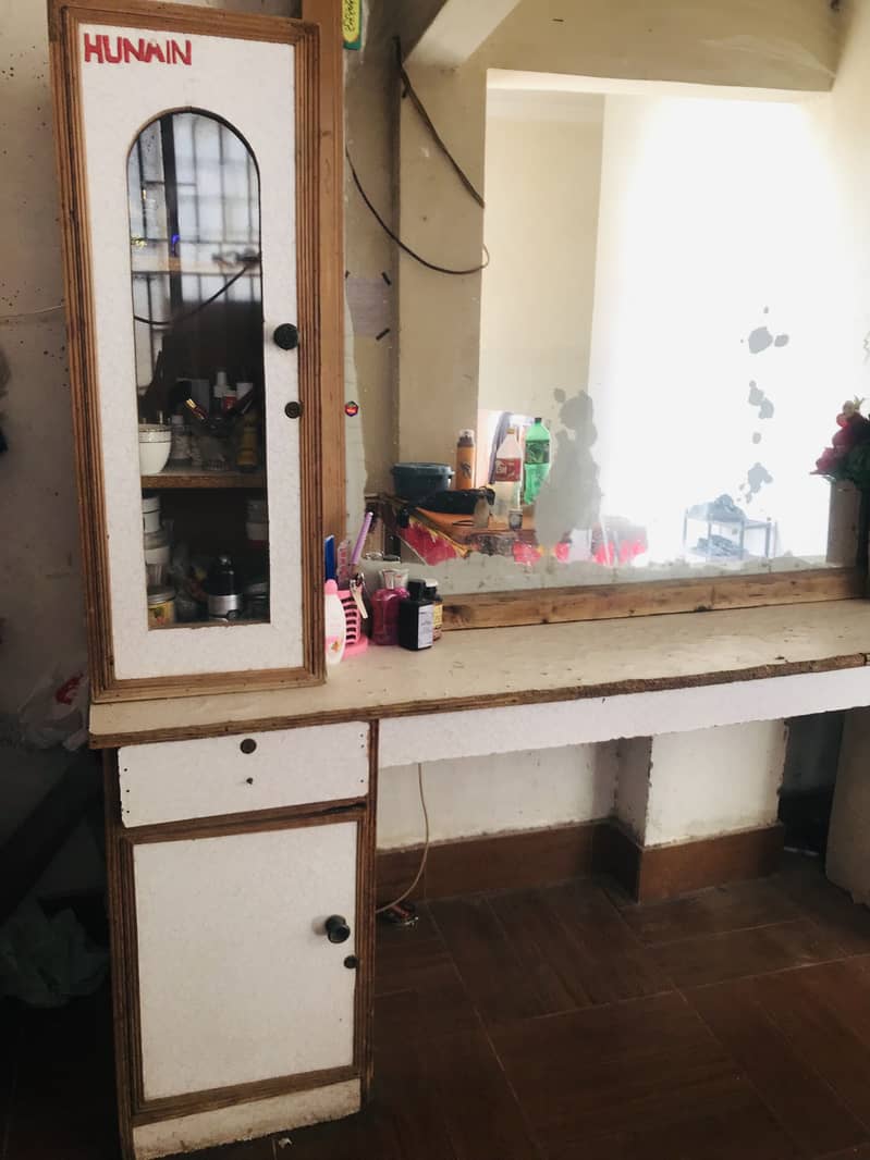 Dressing table with mirror 3