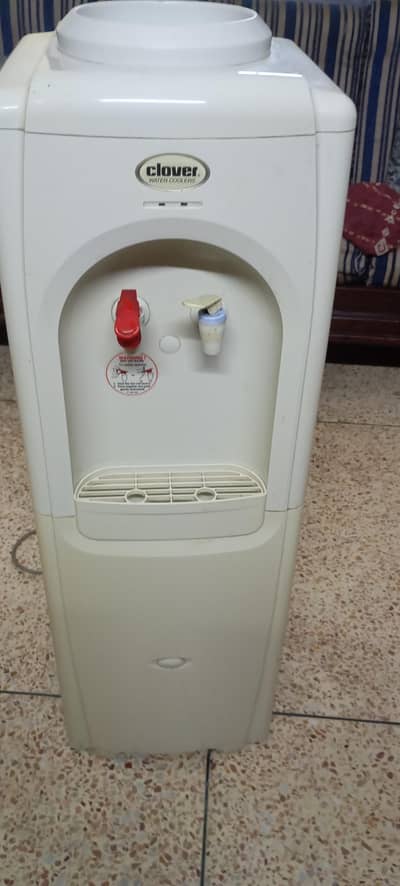 Clover water dispenser