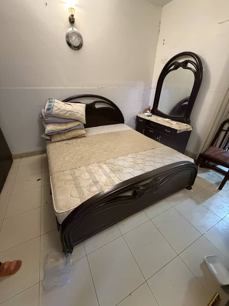 Bed with dressing table 0