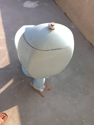 English toilet seat belkul sahe h leak nhi h flash be thek h