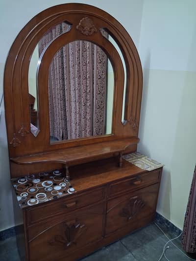 Dressing table and Almirah