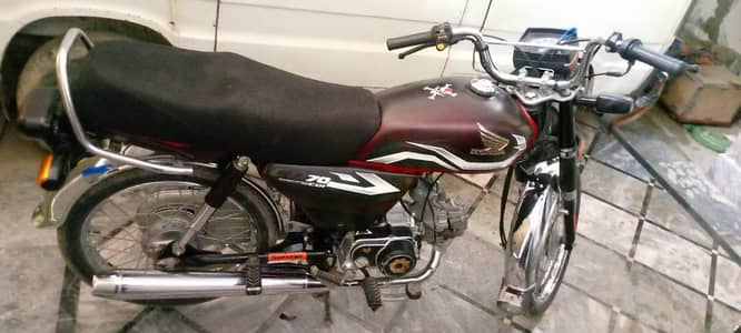 Bilkul original halat me kahi sy rust nhi hai one hand use hai