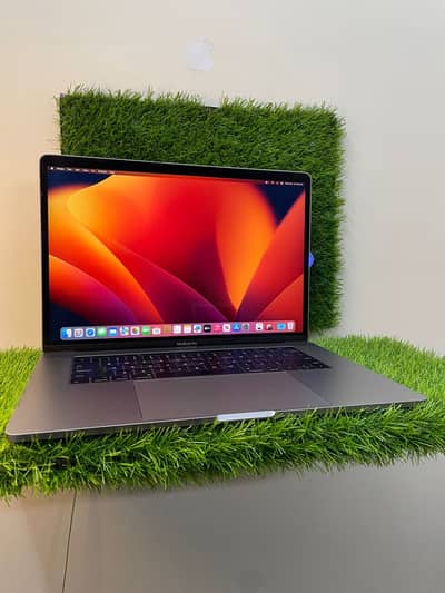 Apple MacBook pro 2017 15 inch core i7 256 gb