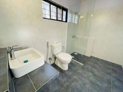 E-7 LUXURIOUS HOUSE FOR RENT WITH EXTRA LAND EXCELLENT DOUBLE STORY 600 SQY HOUSE PROPER AND MODERN FITTINGS, MARBLE FLOORING 5 BEDROOMS, 5 ATTACHED BATHROOMS, WOODEN FLOORING