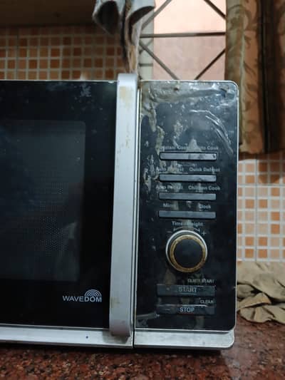 LG Microwave oven in excellent condition