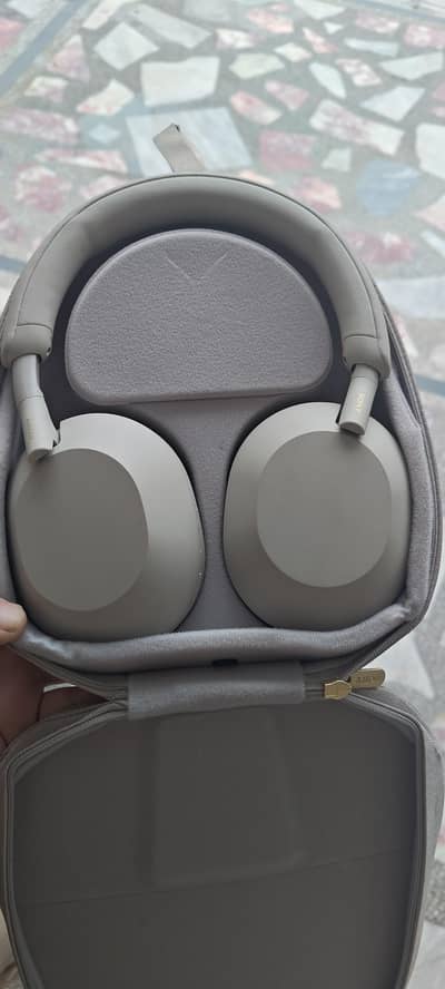 Sony xm5 headphones