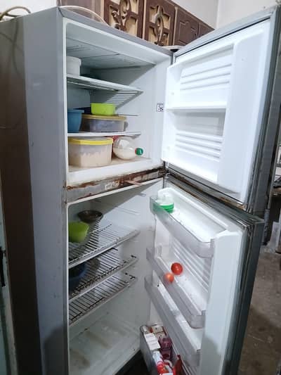 Dawlance ki frige hy behtareen chal rahi hy 03o74o15143