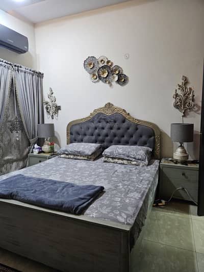 Wooden bed set chalk finish