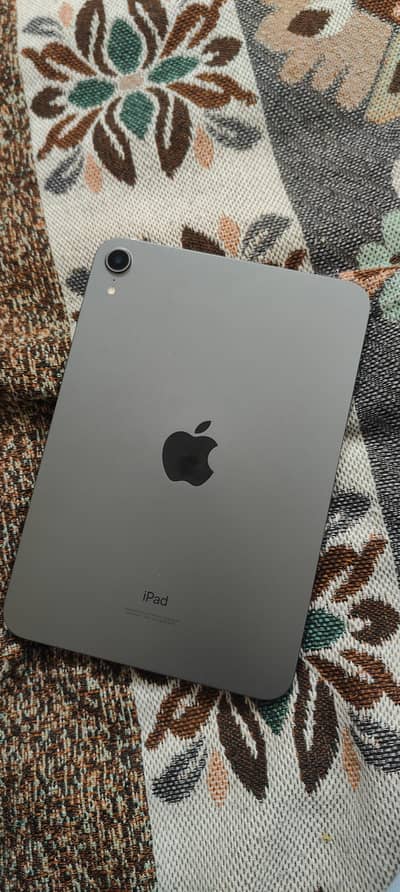 I pad mini 6 64 GB  with box charger