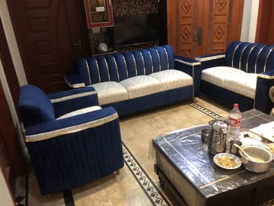 Luxury sofa 6 seater new condition