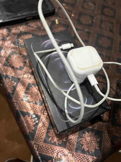 I phone 12 pro 10/10 with box orgnal charger Sirf face id issue