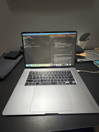 Selling macbook pro 2019 10/10 condition