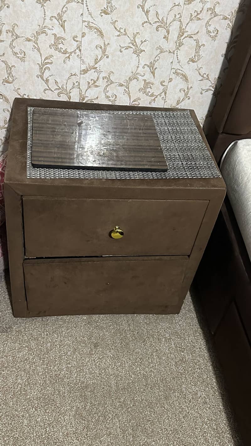 Bed with single side table 4