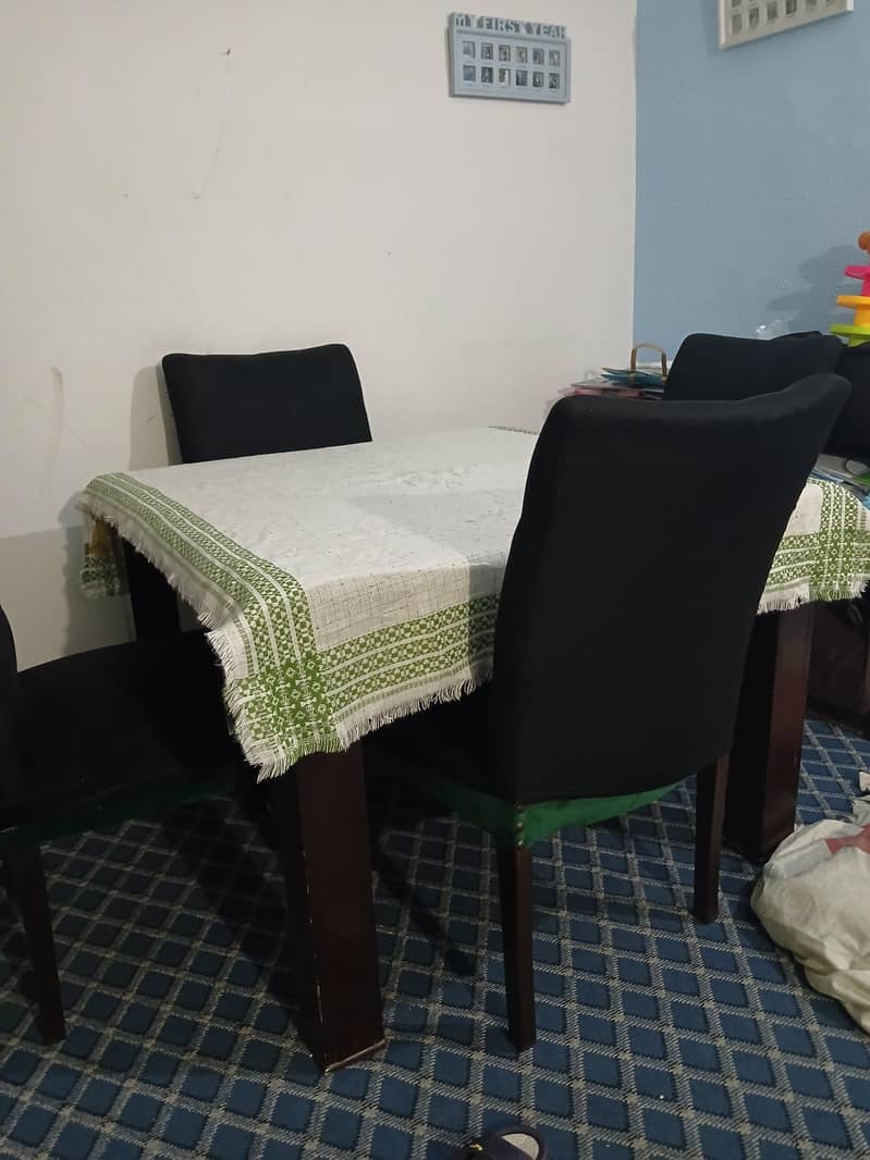 solid wood dining table woth 4 chairs 1