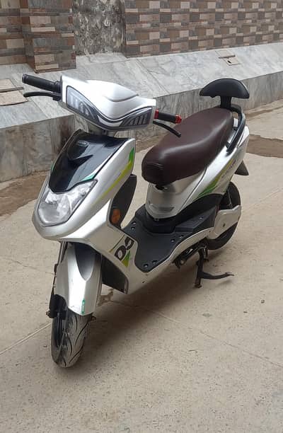 electric scooty yj future Mehran new condition