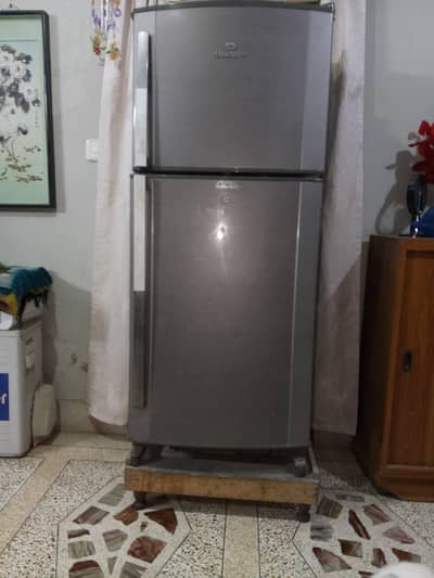 dawlance ka fridge hai chalta hua Koi fault nahi hai aake taslli ly