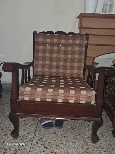5 seater wooden in very Good condition
