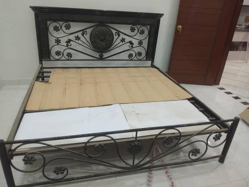 iron bed 0