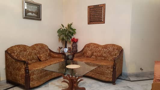2 sofas wit 3 tables pura set hai