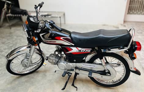 Honda 70 2025/8 month only 4000km drived karachi registered