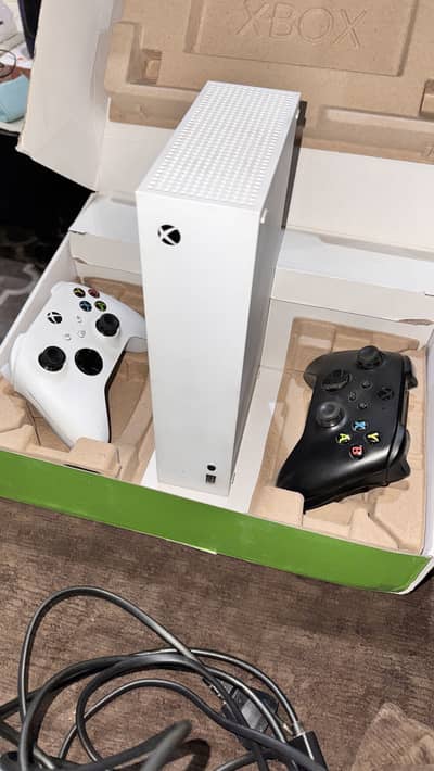 Xbox Series S Excellent Condition | 2 Controllers | Complete Box