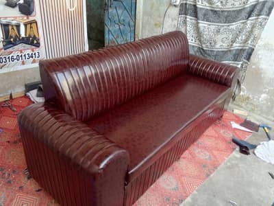 sofa rexine Mein banaa hua