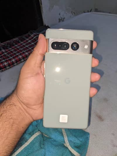 Pixel 7 Pro Dot + minor crack