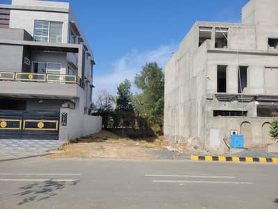 Top location of Lahore 80 feet road Etihad Town Phase 1