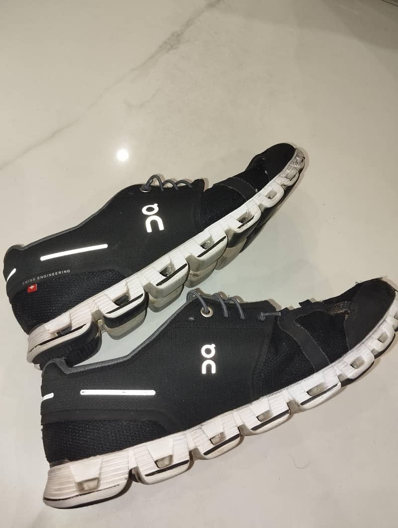 ON CLOUD RUNNING SHOES 0