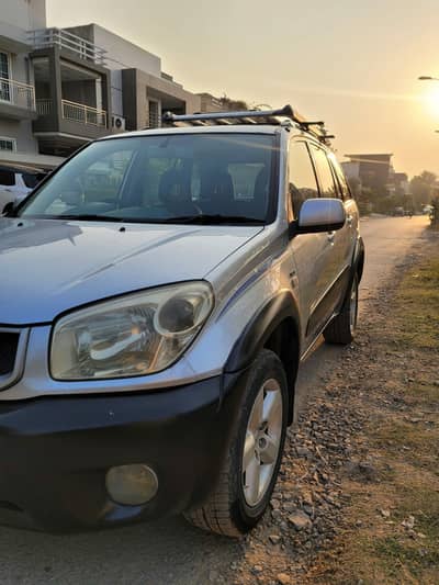 TOYOTA RAV4/2005.4 × 4. AUTO  SUNROOF. TOP OF THE  LINE