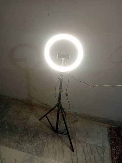 I want to sell my ring light because I urgently need money.