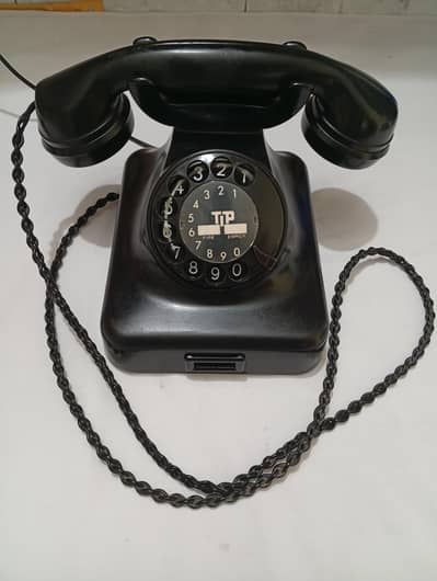 black Vintage Telephone – Classic Antique Phone