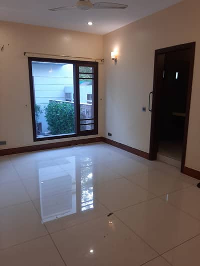 250 YARDS BOUNDARY WALL TOWNHOUSE FOR SALE NEAR ISMAILI JAMMAT KHANA