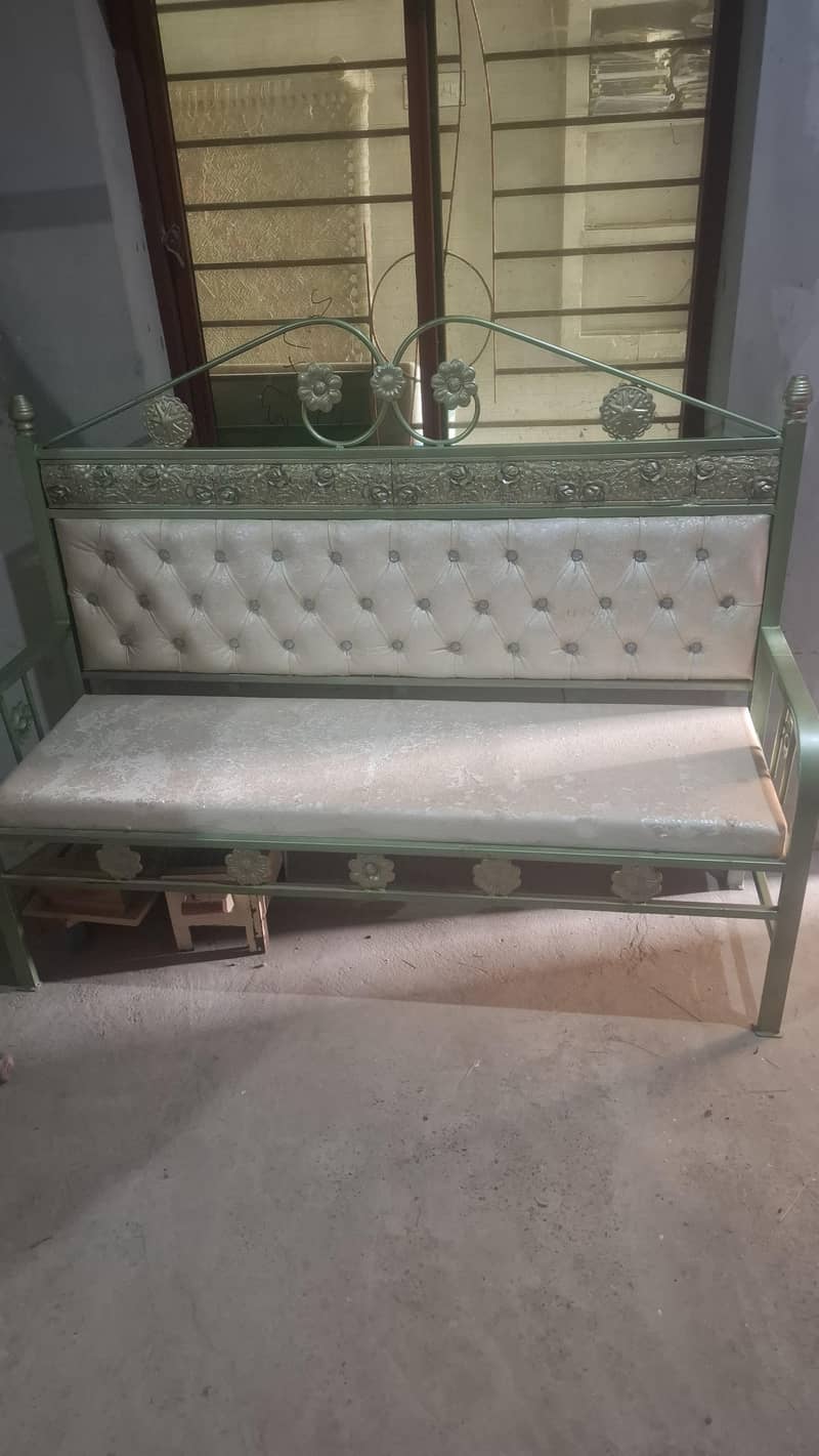 لوہے کا مضبوط 5 سیٹر صوفہ سیٹ بمعہ شیشے والی میز 1