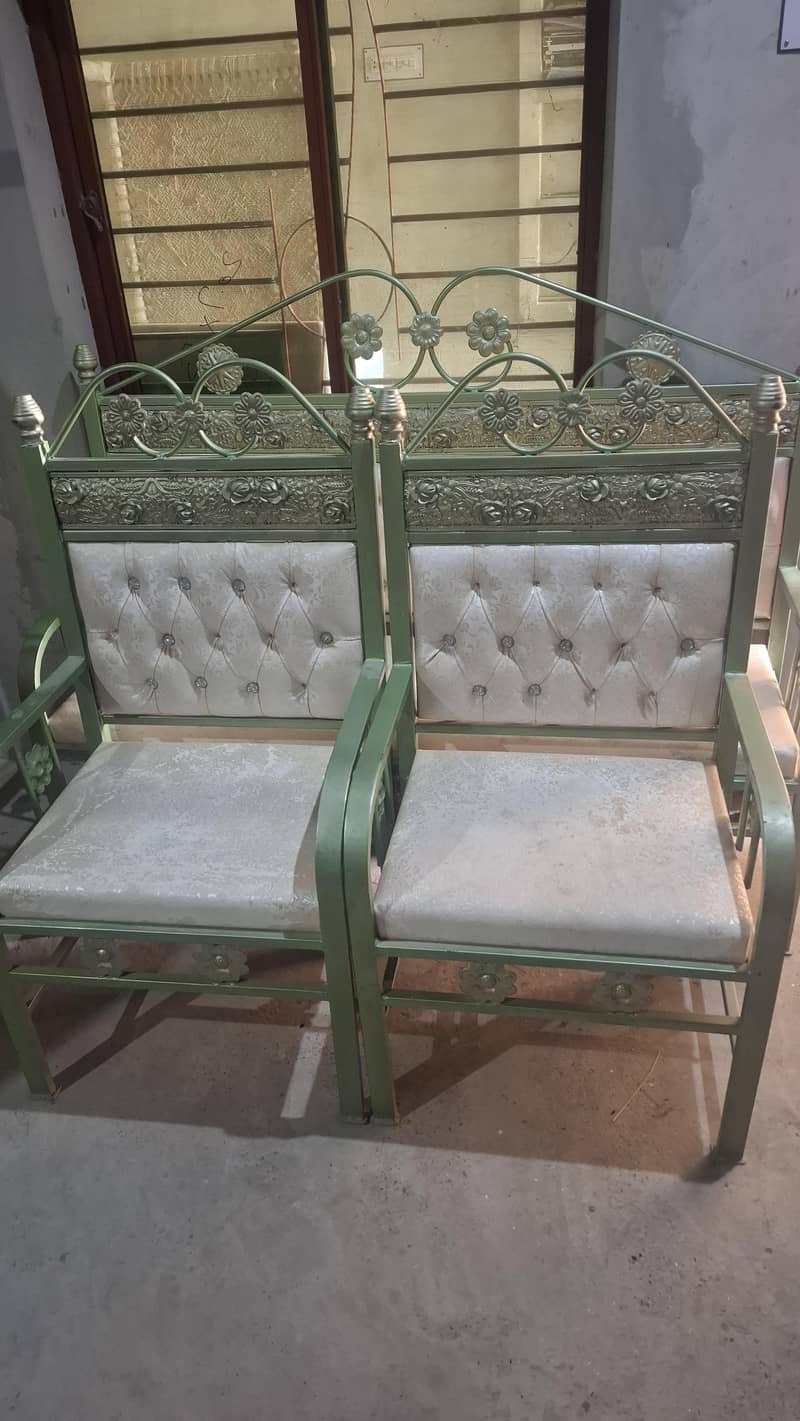 لوہے کا مضبوط 5 سیٹر صوفہ سیٹ بمعہ شیشے والی میز 2