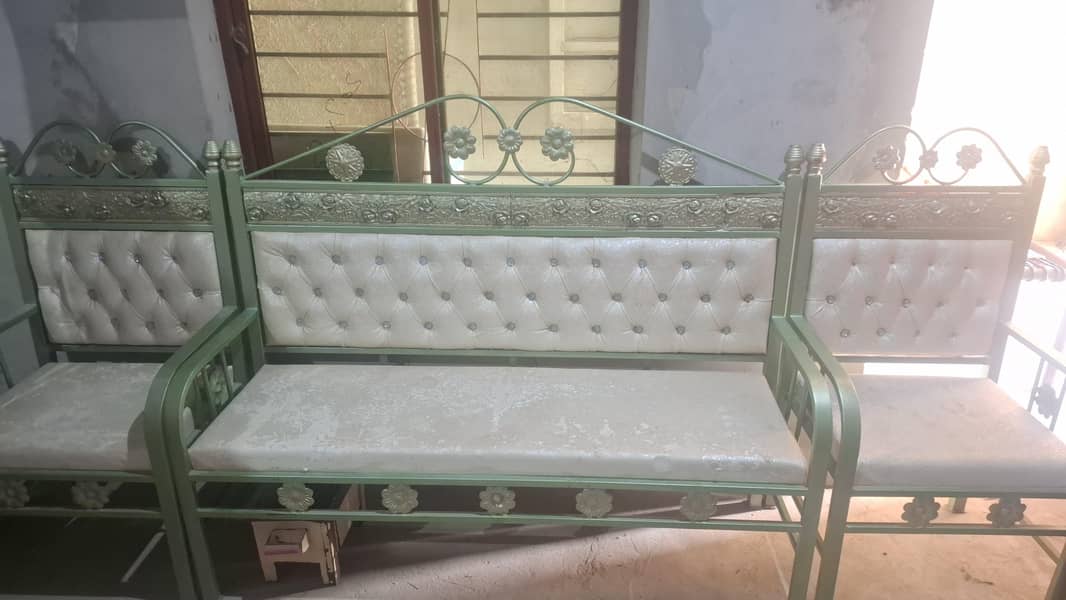 لوہے کا مضبوط 5 سیٹر صوفہ سیٹ بمعہ شیشے والی میز 3