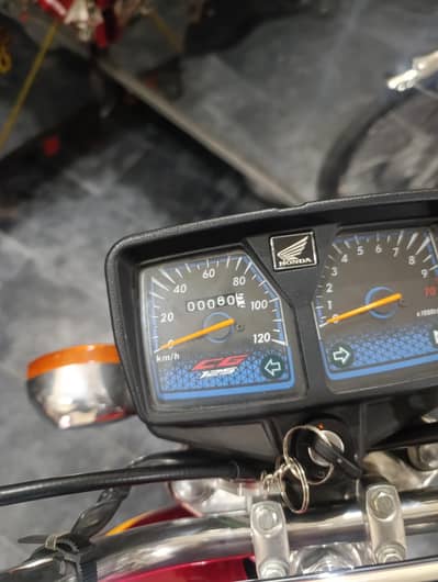 Honda cg 125 11 month ma Lia tha 2350000 final ha 03261231779